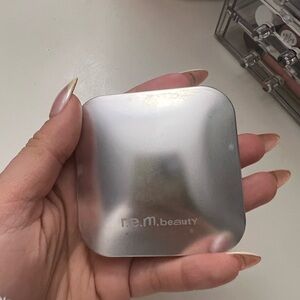 r.e.m. beauty Metallic Compact
